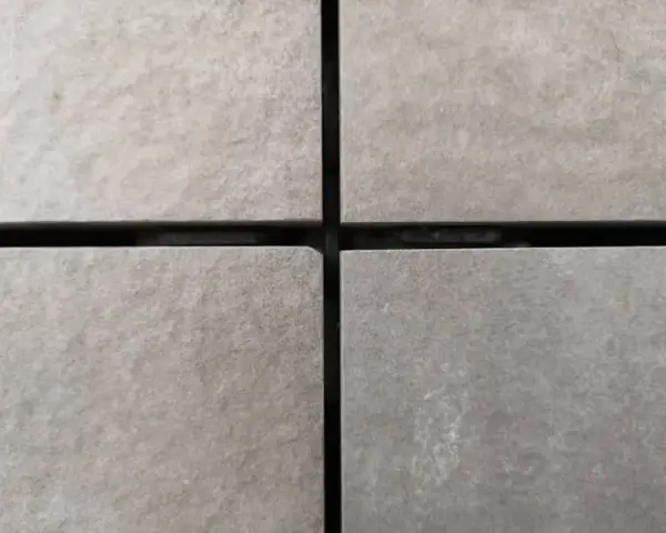 Jaka fuga do płytek 120x20? Wybierz odpowiednią szerokość i materiał