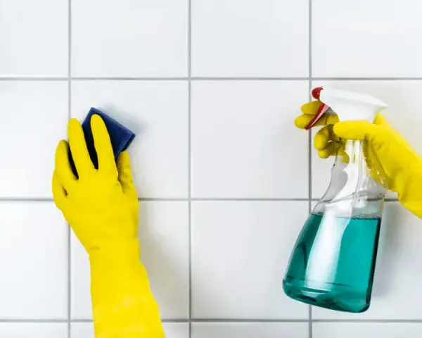 Skuteczne domowe sposoby na zmycie fugi z płytek bez chemii