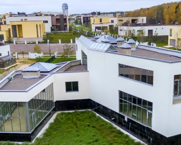 Skuteczne odwodnienie dachu płaskiego z attyką – uniknij problemów z wodą