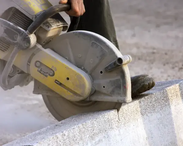 Czym skuć beton? Skuteczne metody i narzędzia do skuwania betonu
