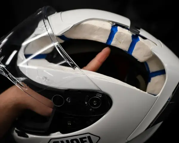 Kask poliwęglan czy włókno szklane - który wybór zapewni lepszą ochronę?