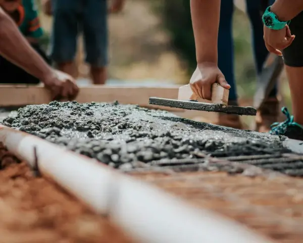 Ile kosztuje metr cementu? Sprawdź ceny i uniknij wysokich kosztów