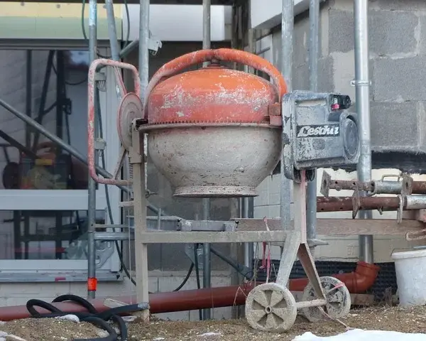 Jak długo półsuchy beton może leżeć na placu budowy? Sprawdź to!