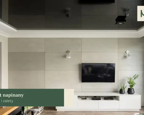 Nowoczesny salon z telewizorem na tle betonowej ściany. Lustrzany sufit napinany dodaje głębi, a subtelna **faseta** podkreśla elegancję wnętrza.