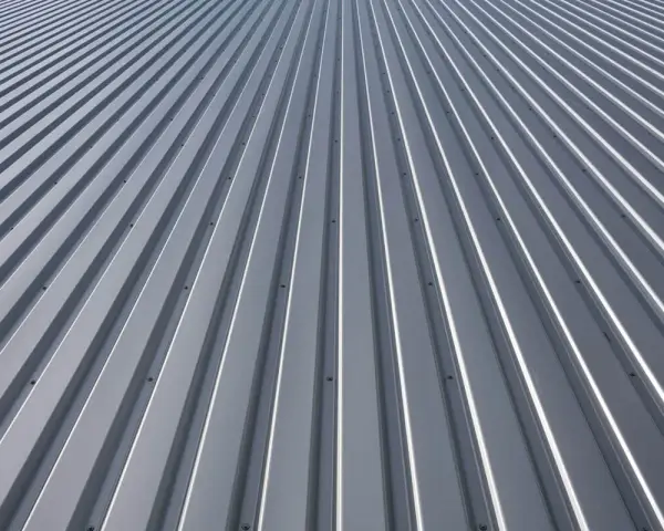 Srebrny dach z blachy trapezowej, idealnie położony, świadczy o solidnym zakładzie blachy trapezowej.