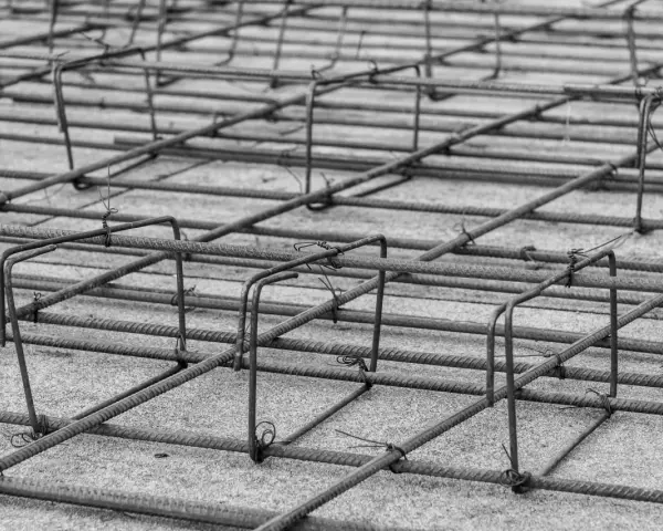 Siatka zbrojenia fundamentu, gotowa do zalania betonem. Stalowe pręty tworzą solidną konstrukcję.