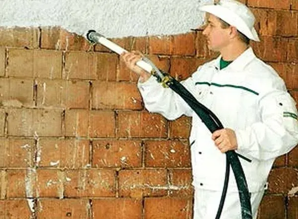 Jaką zaprawę na szpryc wybrać, by uniknąć problemów z tynkiem?