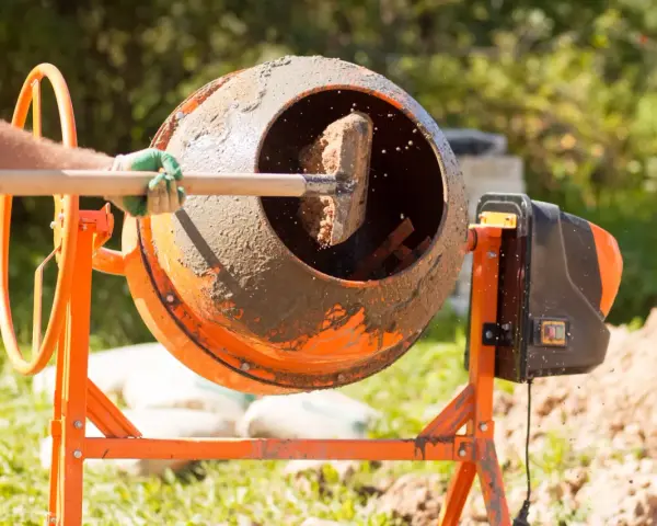 Ile łopat materiału budowlanego z worka cementu 25 kg? Odpowiedź zaskakuje!