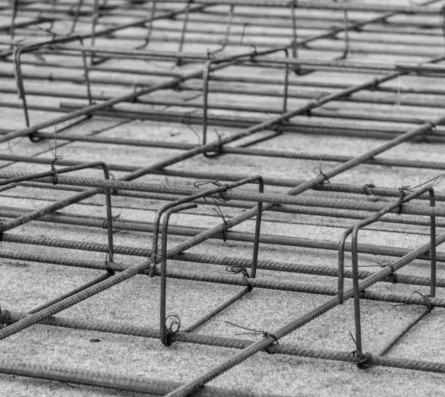 Siatka zbrojenia fundamentu, gotowa do zalania betonem. Stalowe pręty tworzą solidną konstrukcję.