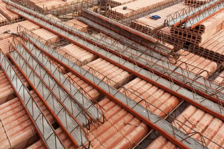 Strop teriva w budowie, widoczne pustaki ceramiczne i zbrojenie. Sprawdź aktualną strop teriva cena.