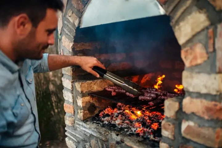 Ile cegieł na grilo wędzarnie? Oblicz dokładnie swoje potrzeby!