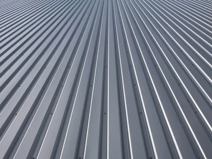 Srebrny dach z blachy trapezowej, idealnie położony, świadczy o solidnym zakładzie blachy trapezowej.