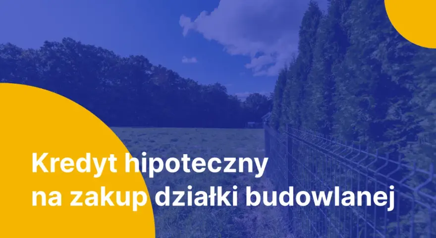Kredyt hipoteczny na zakup działki budowlanej. Tuje i ogrodzenie na tle błękitnego nieba z chmurami.