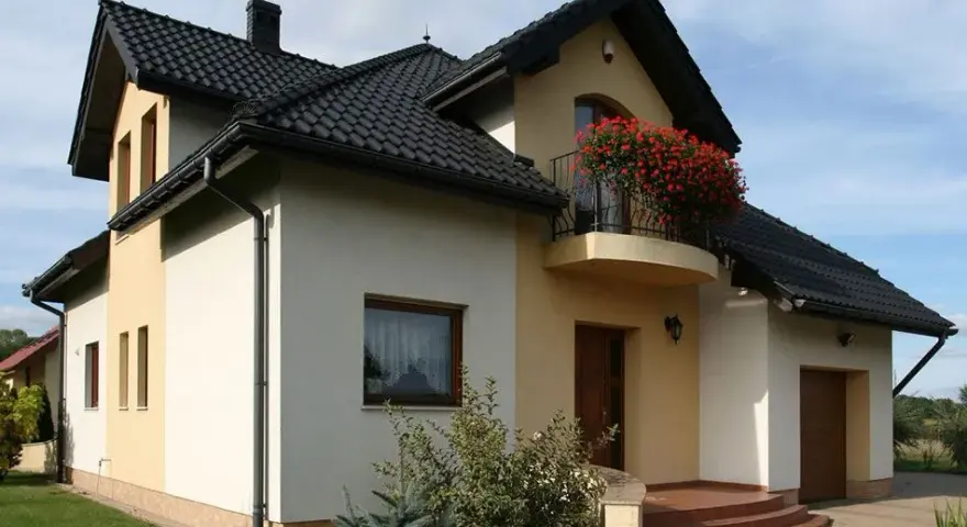Jaki kolor podbitki do czarnego dachu? Odkryj idealne połączenia