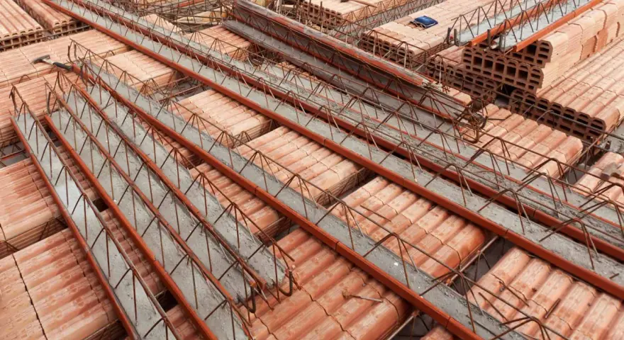 Strop teriva w budowie, widoczne pustaki ceramiczne i zbrojenie. Sprawdź aktualną strop teriva cena.