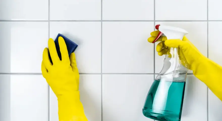 Skuteczne domowe sposoby na zmycie fugi z płytek bez chemii