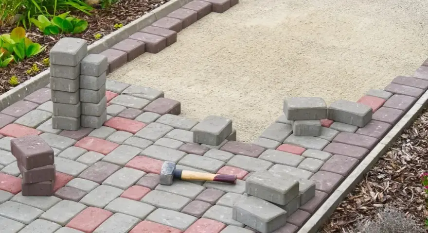 Ile betonu pod krawężnik? Oblicz dokładnie i uniknij strat