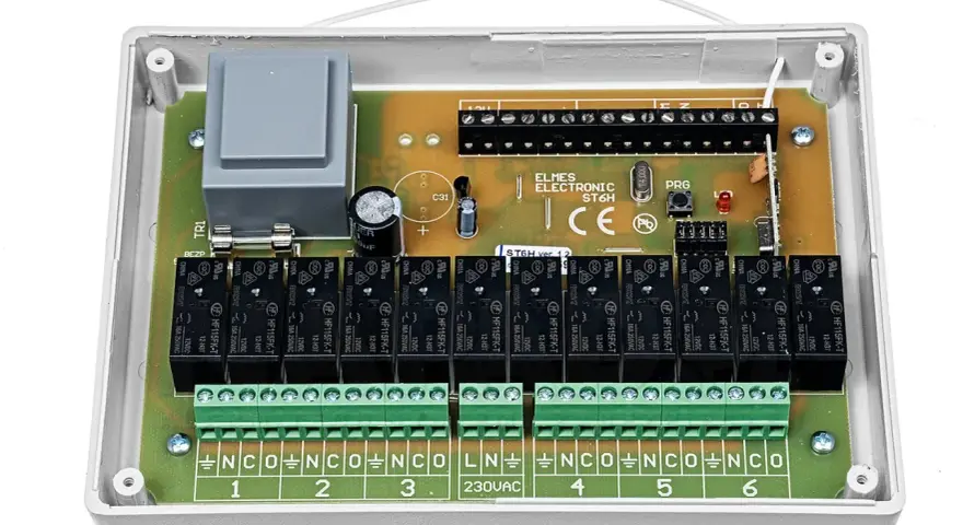 Płytka drukowana z przekaźnikami i złączami, część systemu alarmowego. Programator ELMES ST6H.