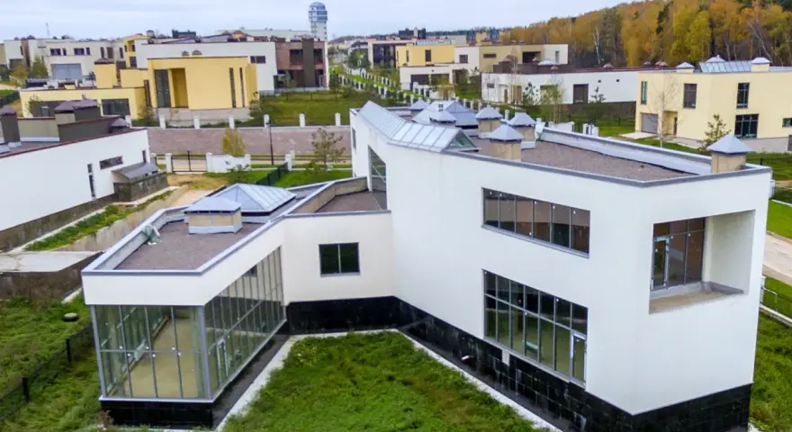 Skuteczne odwodnienie dachu płaskiego z attyką – uniknij problemów z wodą