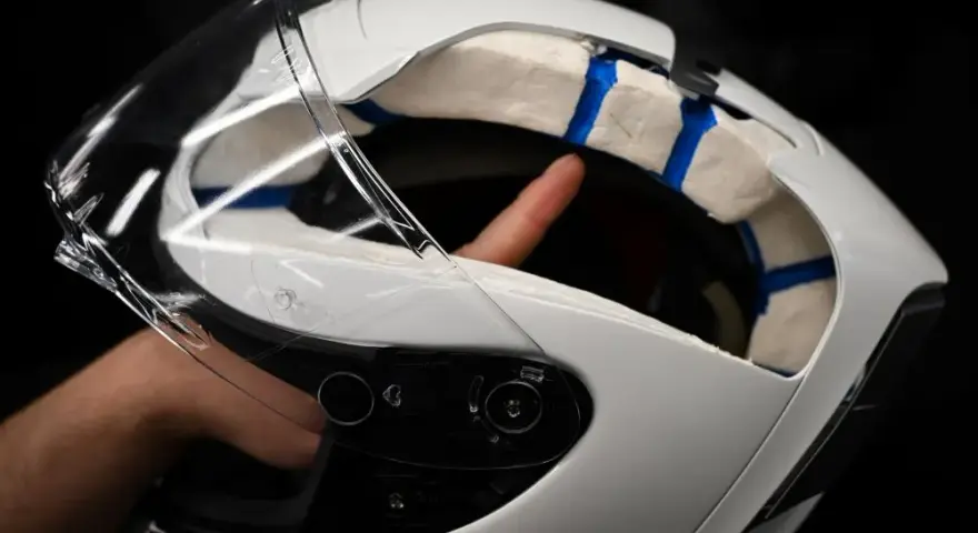 Kask poliwęglan czy włókno szklane - który wybór zapewni lepszą ochronę?