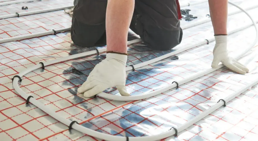 Montaż podłogówki. Sprawdź, jaka jest podłogówka cena za m2 robocizny i ciesz się ciepłem.