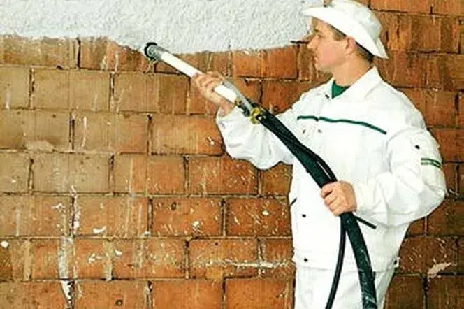 Jaką zaprawę na szpryc wybrać, by uniknąć problemów z tynkiem?