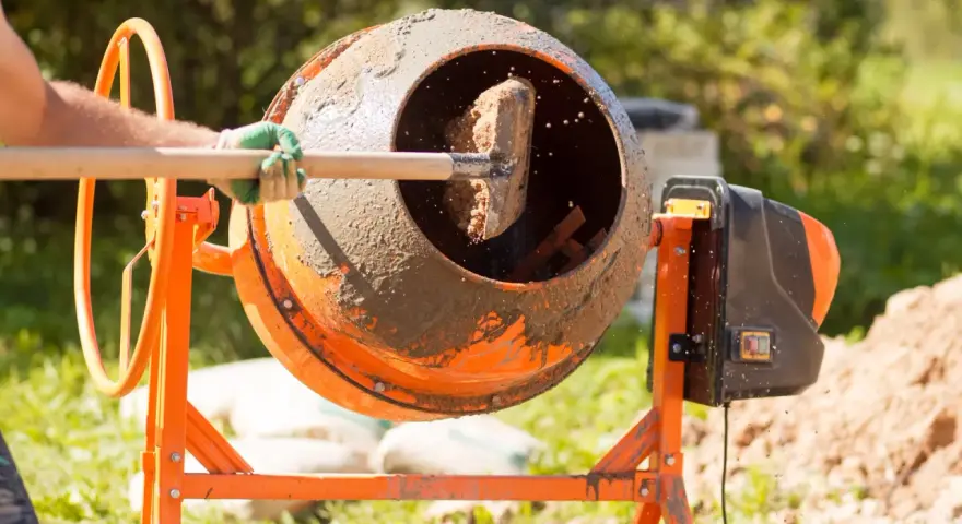Ile łopat materiału budowlanego z worka cementu 25 kg? Odpowiedź zaskakuje!