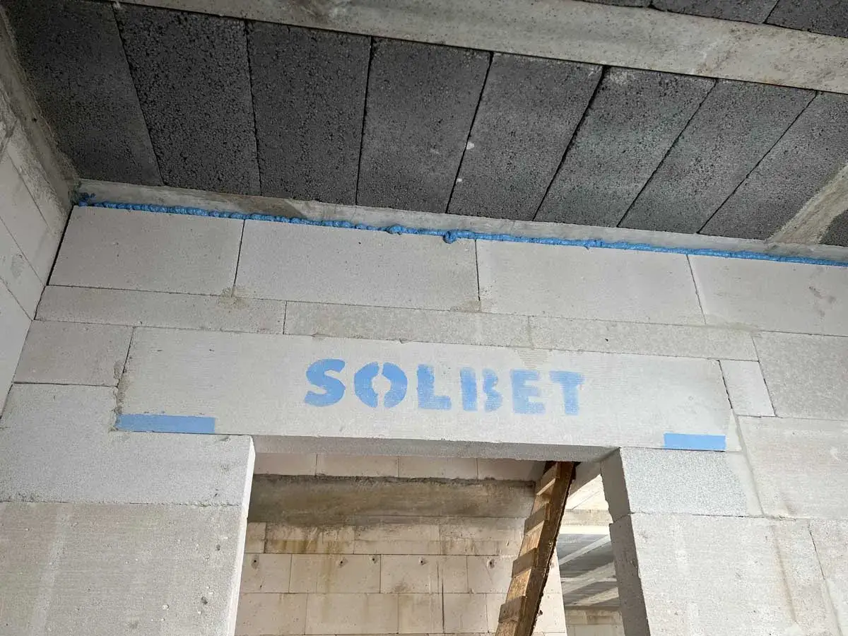 Dylatacja między betonem a bloczkami z pianki poliuretanowej, widoczny napis SOLBET.