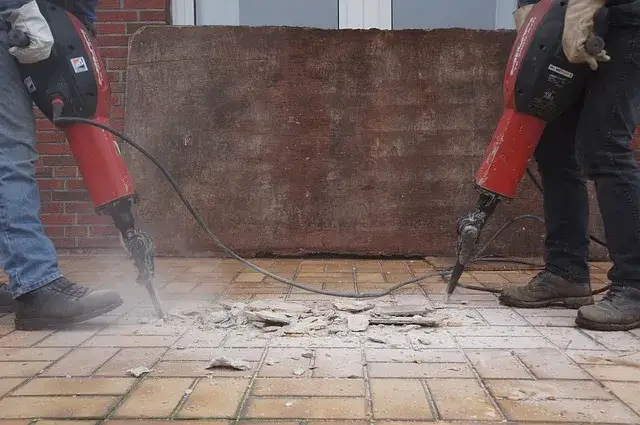 Zdjęcie Czym skuć beton? Skuteczne metody i narzędzia do skuwania betonu