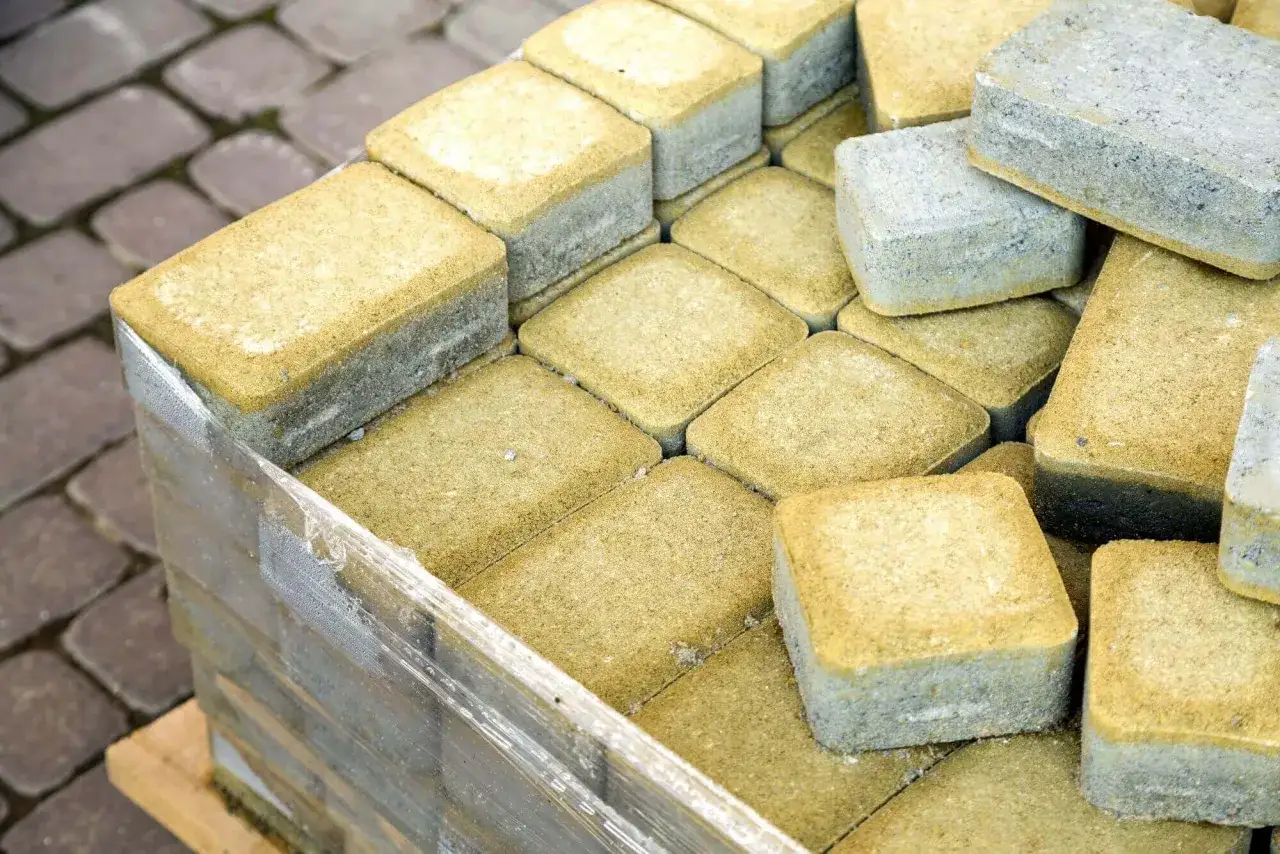 Zdjęcie Czy ułożenie kostki brukowej wymaga zgłoszenia? Sprawdź przepisy i konsekwencje