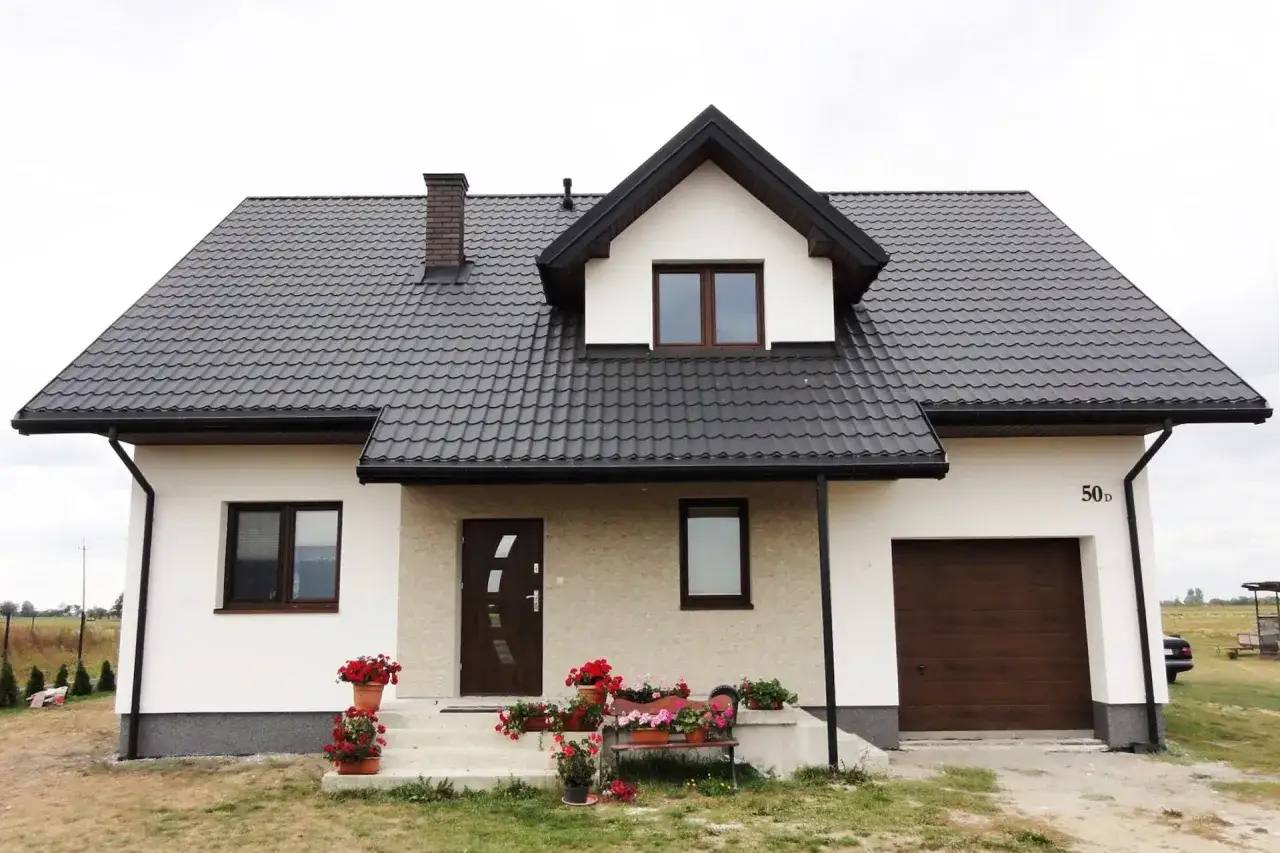 Zdjęcie Czekoladowy dach jaka elewacja – idealne kolory dla harmonii domu